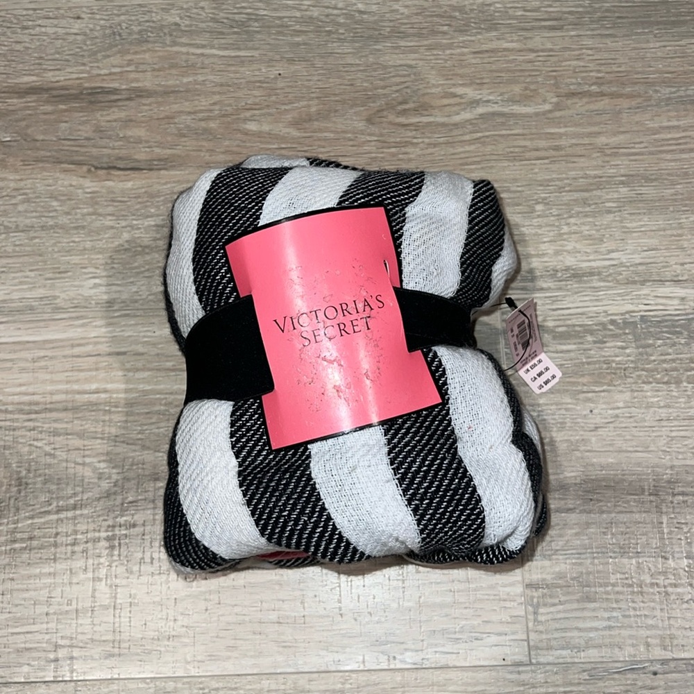 Victoria’s Secret black-and-white‎ beach towel NWT